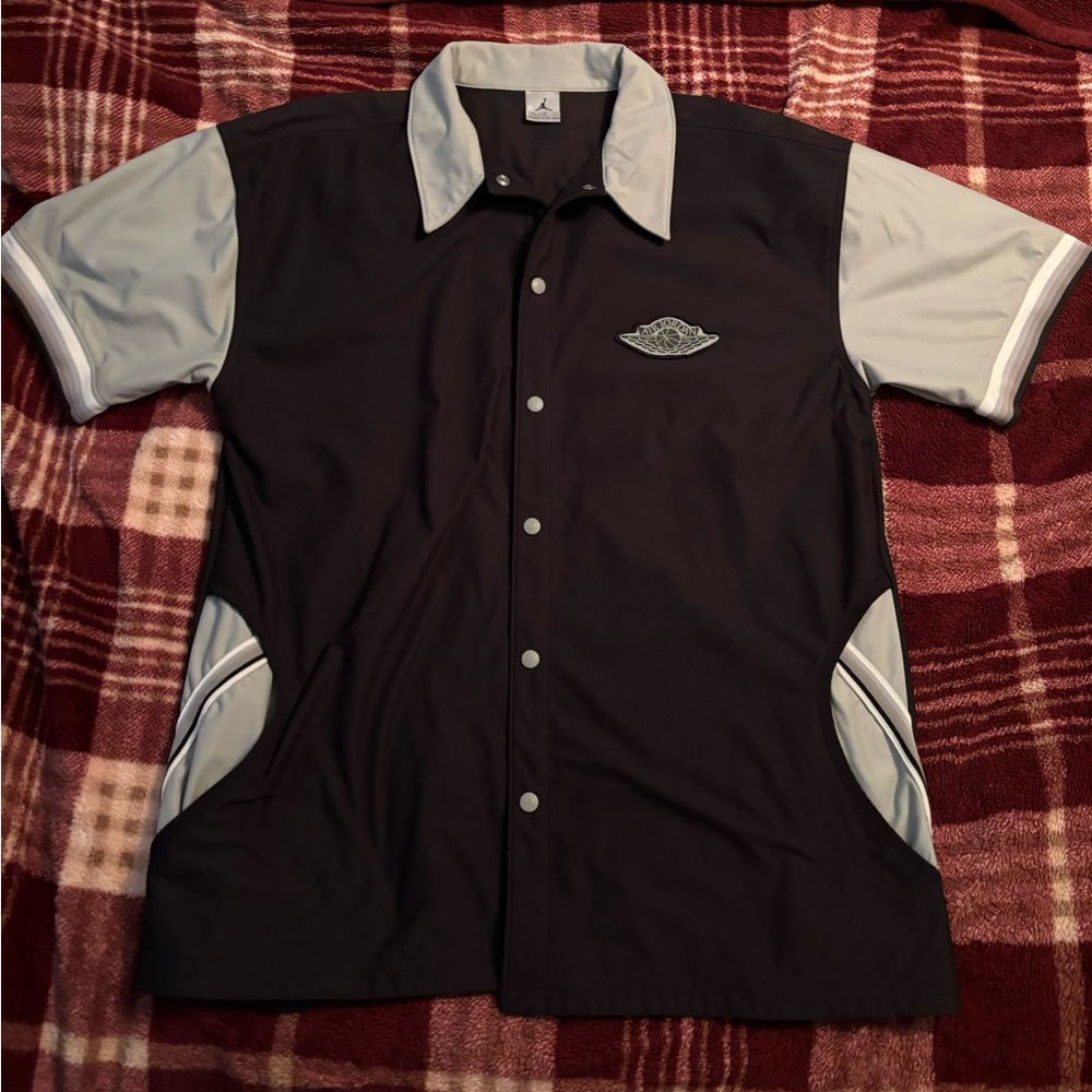 Air Jordan Men’s warm up jacket/shirt. Size XL